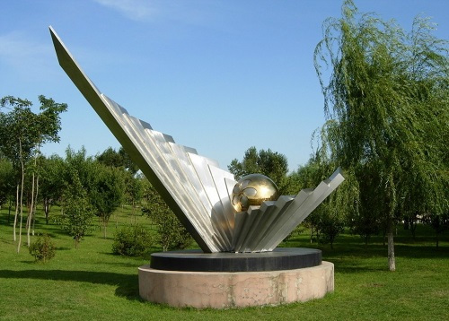 鄭州雕塑廠家分享不銹鋼雕塑具有的優點(圖1) http://www.dgwx998.cn/